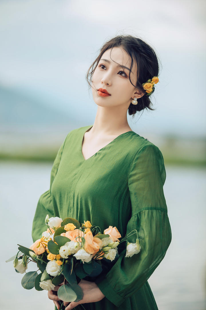 捧花的唯美漂亮气质女生头像高清图片下载