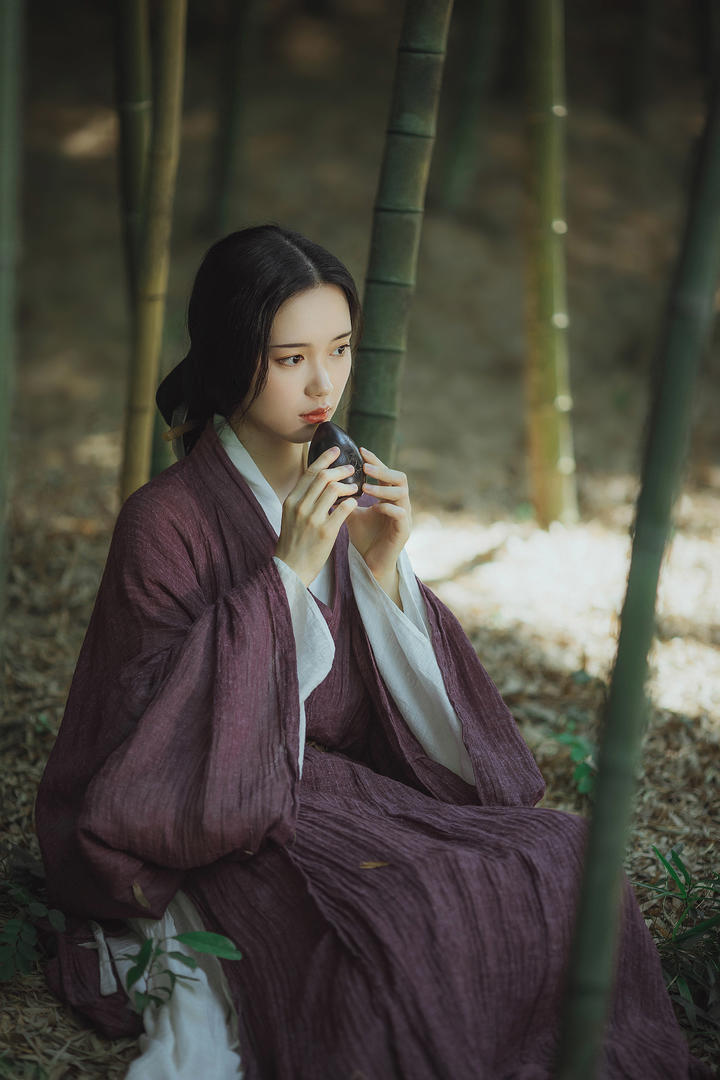 竹林里静坐的高清古装美女写真图片