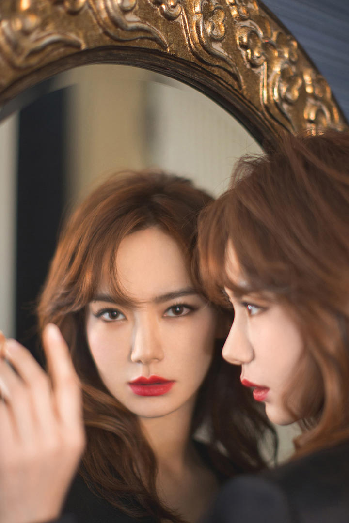 照镜子的美女明星戚薇图片