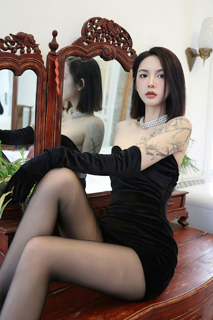 国产花臂性感嫩模黑丝美腿诱惑美女写真图片