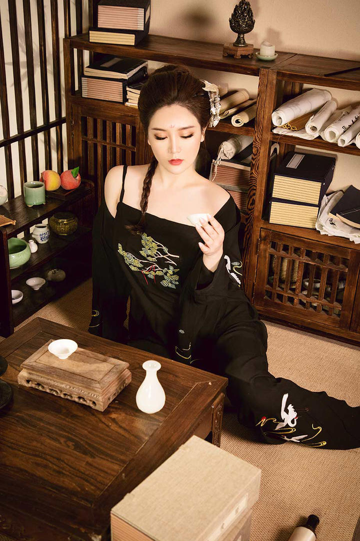 喝酒的古风美女金梓琳艺术写真图片