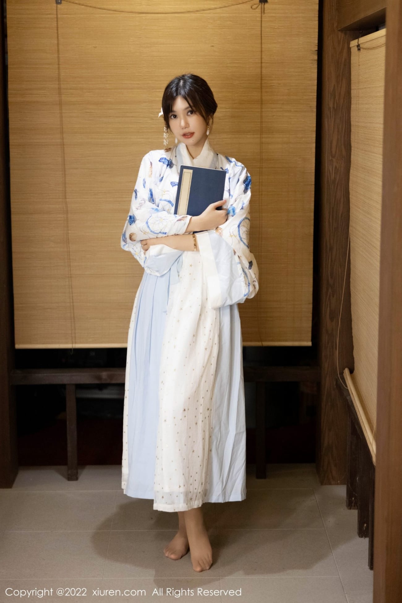 秀人网性感女神绮里嘉ula白色和服原色丝袜海南心愿旅拍