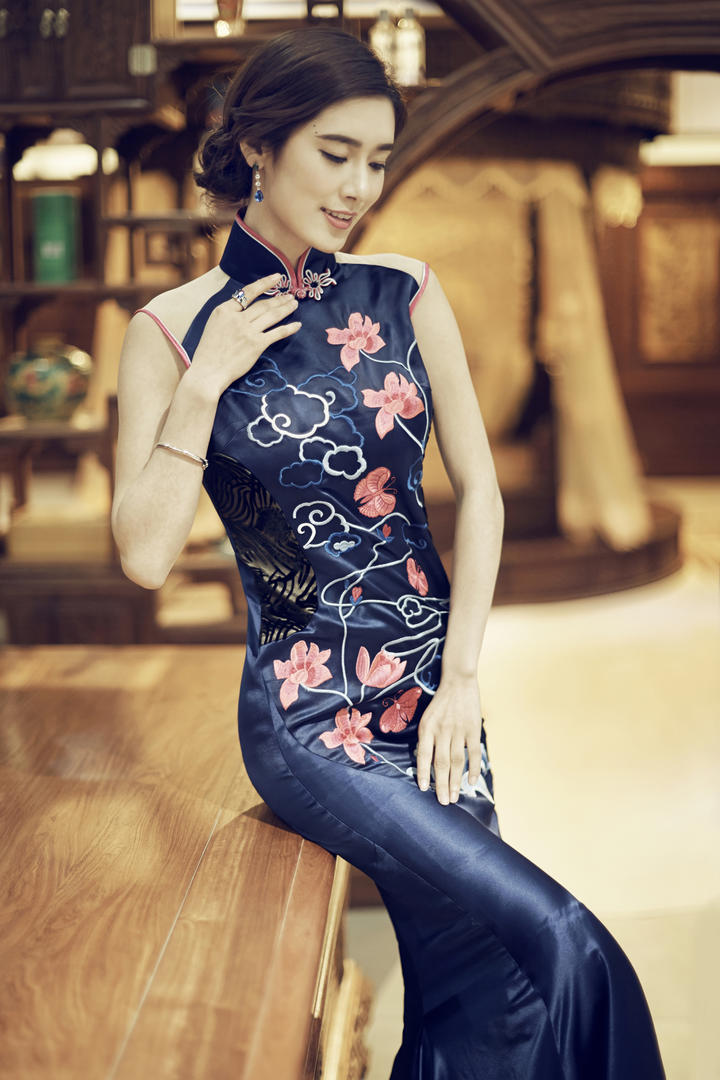 穿旗袍的性感美女超清图片