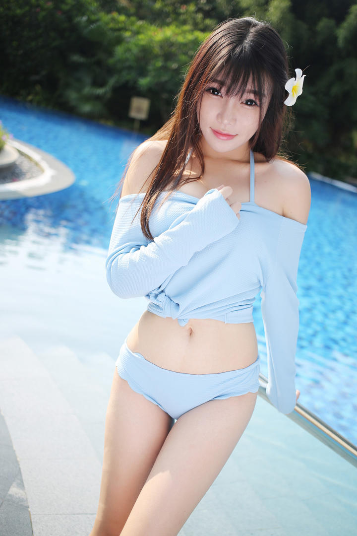 泳池边的清纯女生写真