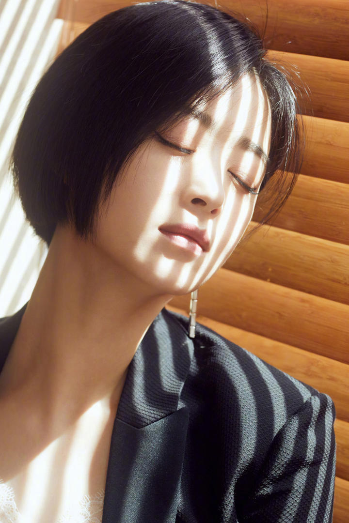 闭上眼睛的美女明星蒋欣图片