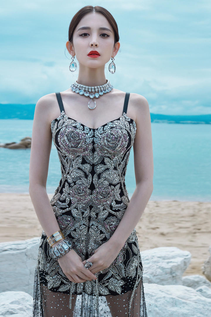 中国新疆美女明星古力娜扎海边唯美写真图片
