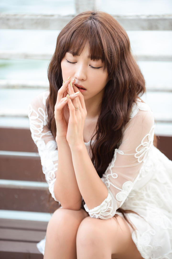 坐在椅子上沉思的韩国美女明星李恩慧图片