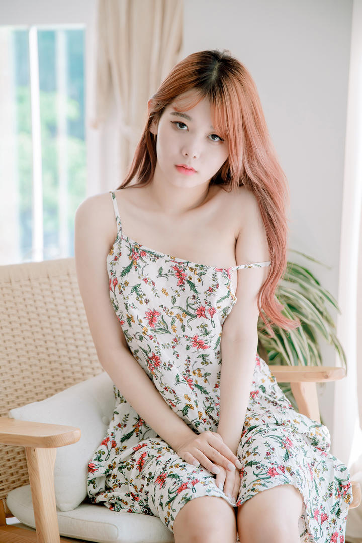 韩系碎花裙写真甜酷女孩的时尚自拍图片