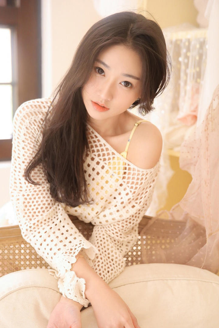 露肩的极品清纯美女