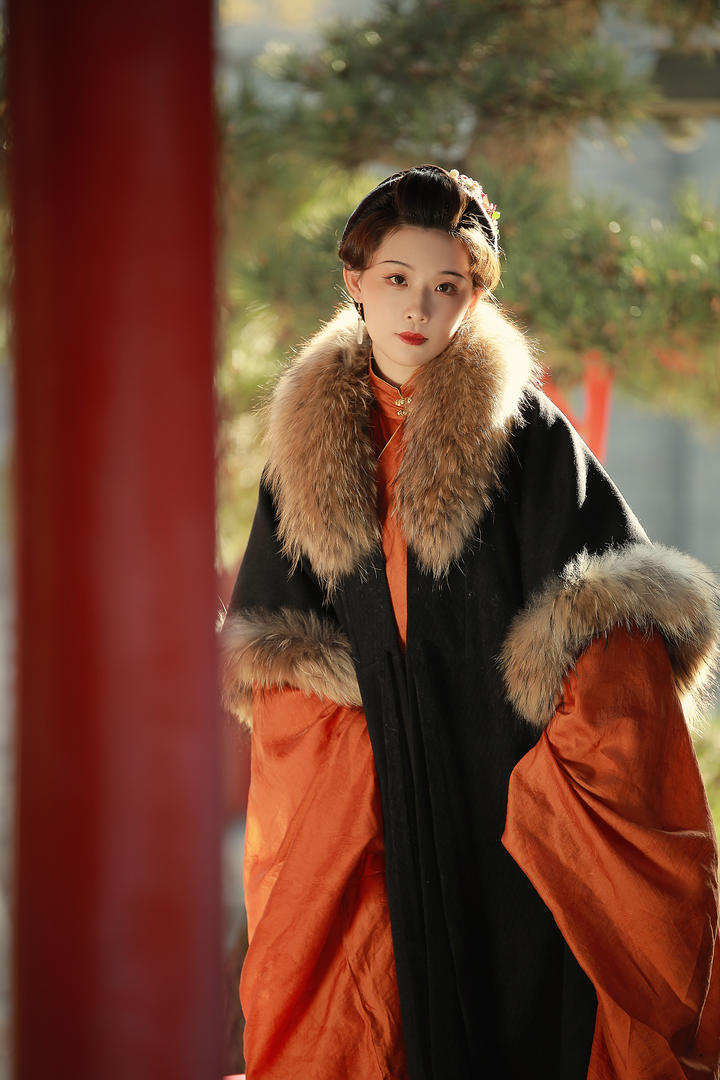 端庄大气的古韵古装美女国潮艺术照图片