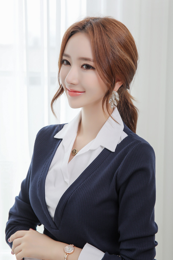 穿着职业装的韩国极品女神李妍静图片