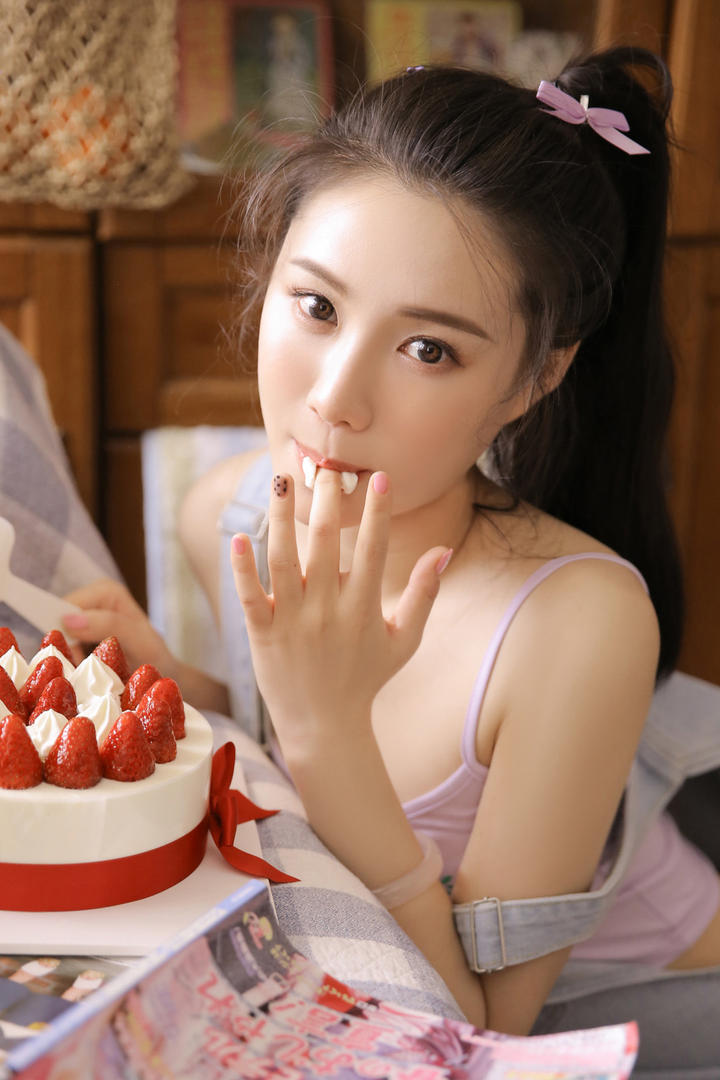 品尝蛋糕的性感清纯美女