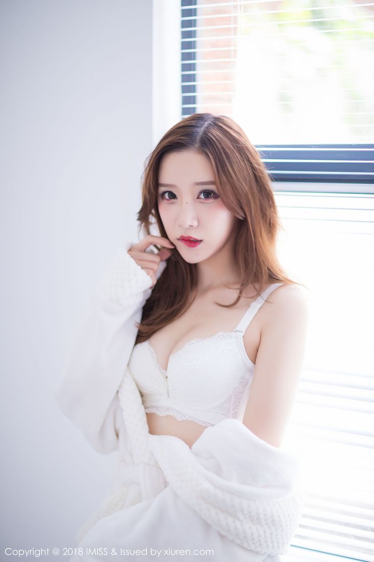 爱蜜社新人嫩模小琳泛红玉腮如玉雪肌内衣诱惑首套写真