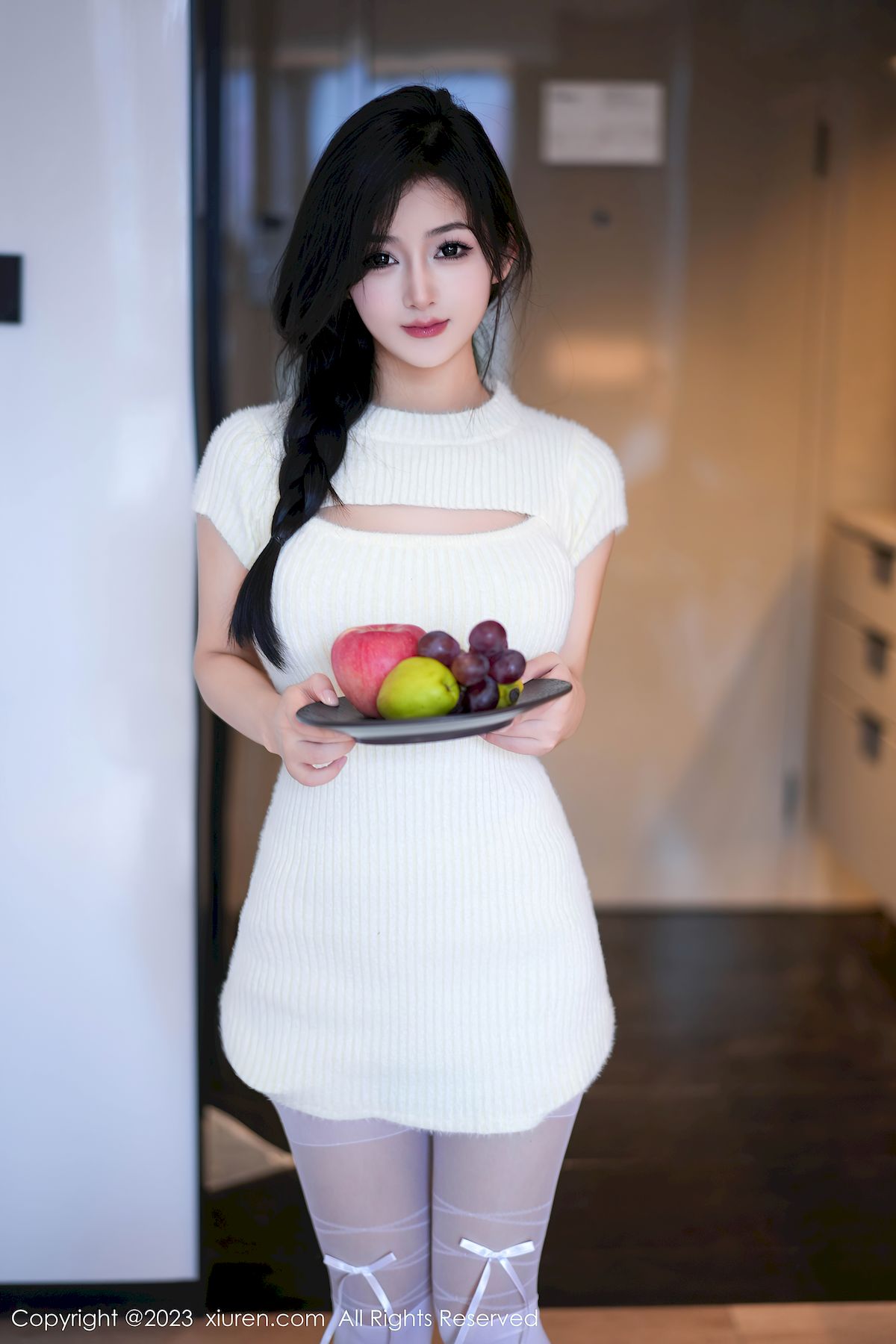 秀人网新人模特谭小灵连衣短裙搭配白色丝袜性感写真