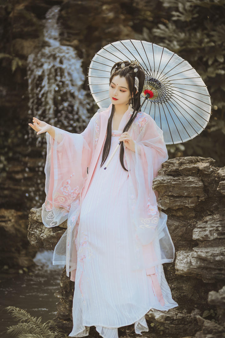 唯美清纯粉色古装美女户外古风写真图片