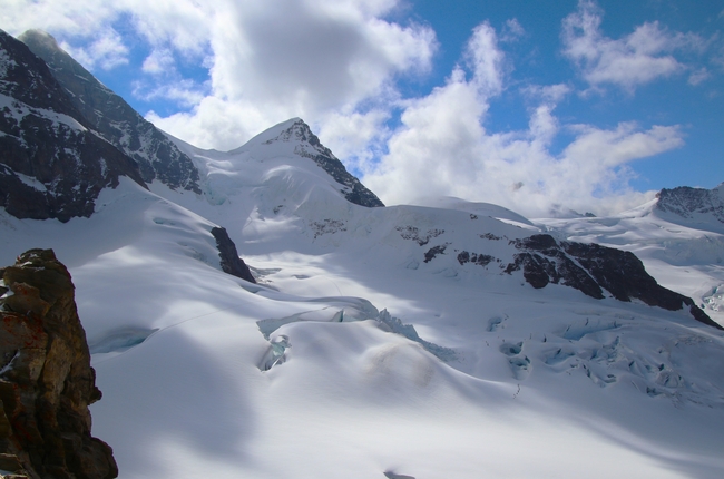 冬季蓝色天空阿尔卑斯雪山图片