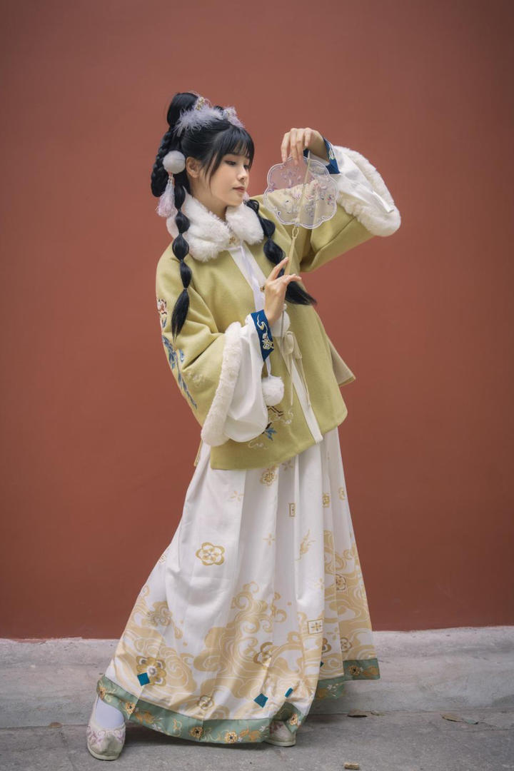穿着古代冬装的古装美女艺术写真图片
