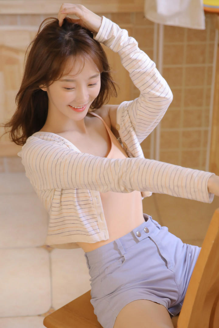骑在椅子上的高清养眼唯美女可爱生头像壁纸图片大全