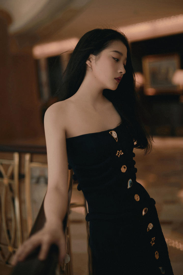 黑色抹胸长裙气质美女明星关晓彤图片