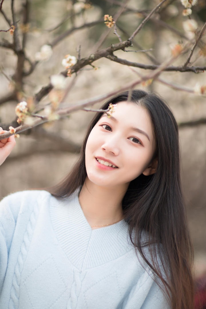 赏花的长发美女晓洁唯美女生头像图片免费下载