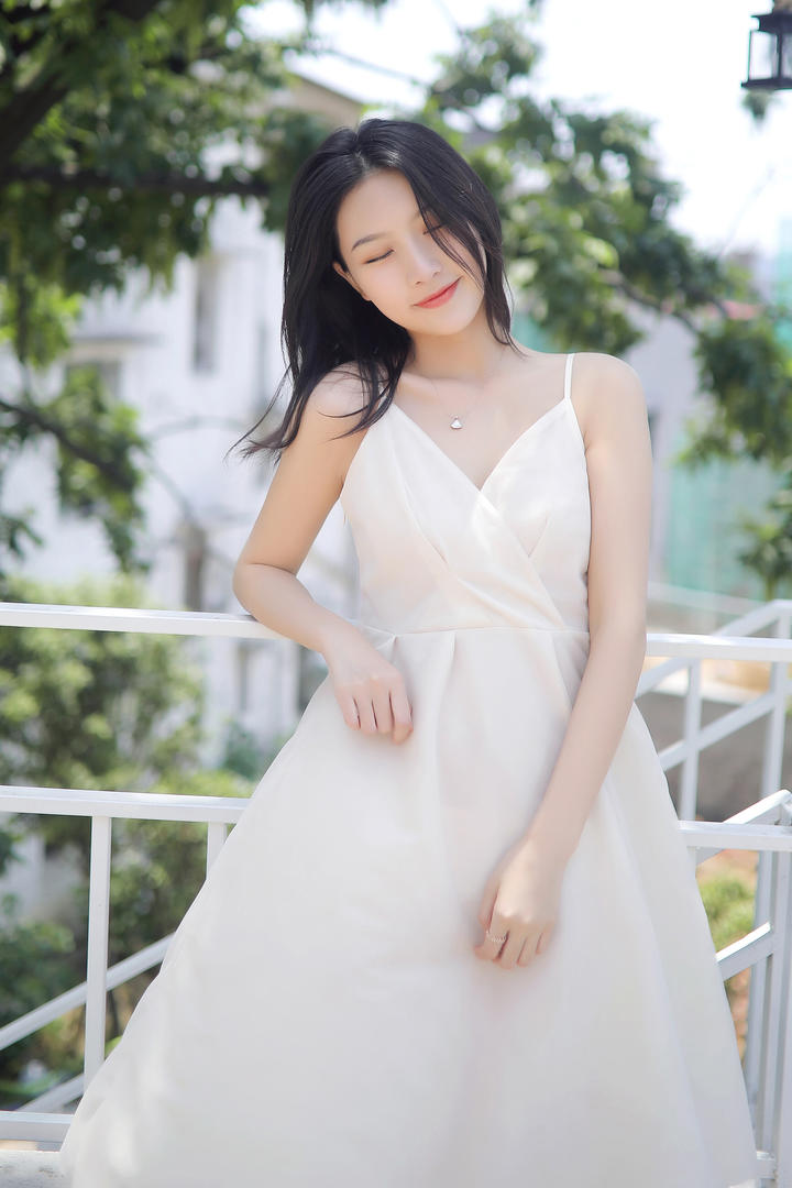 唯美白色长裙清纯美女白璐写真图片