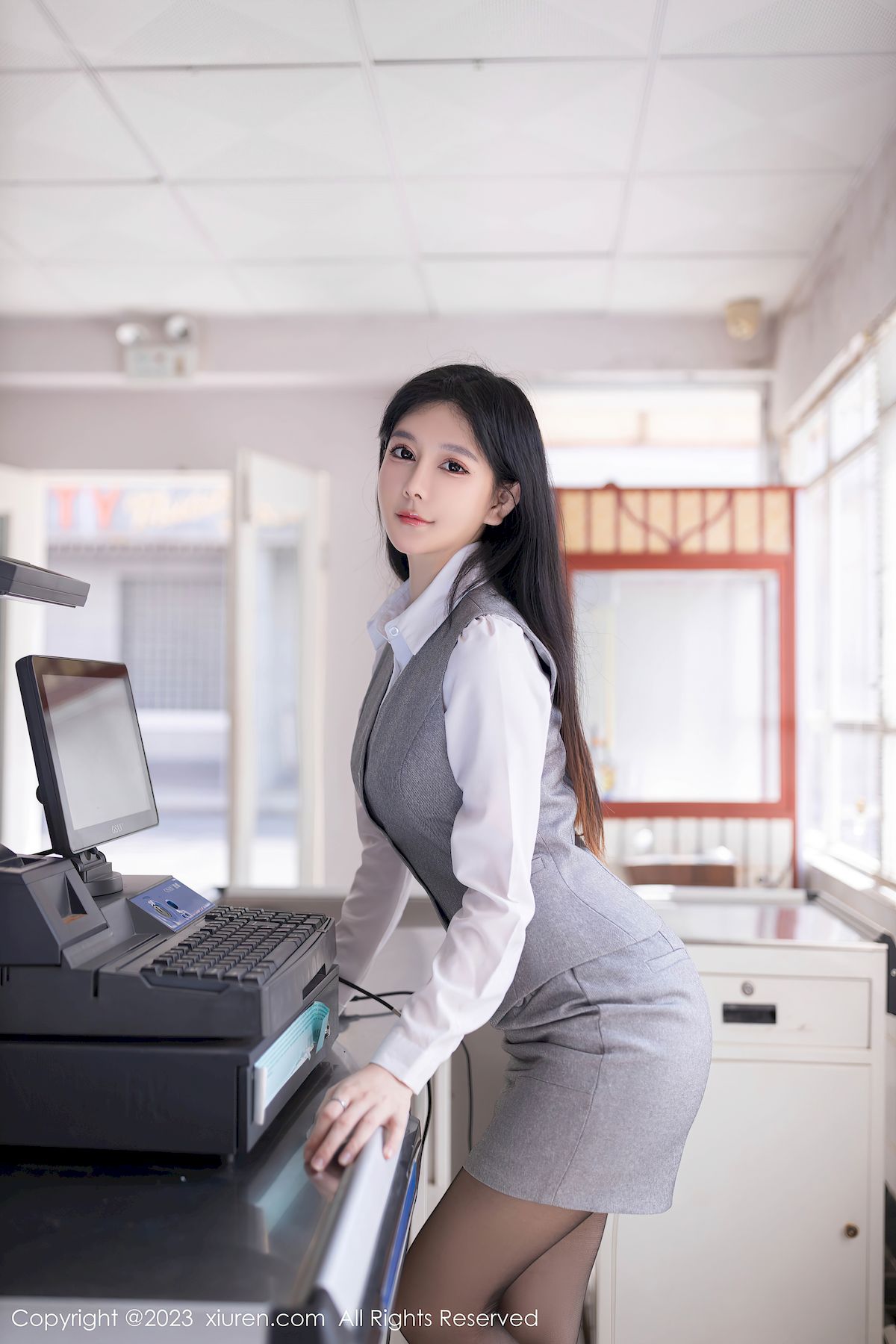 秀人网模特幼幼灰色服饰搭配灰色短裙职场OL性感写真