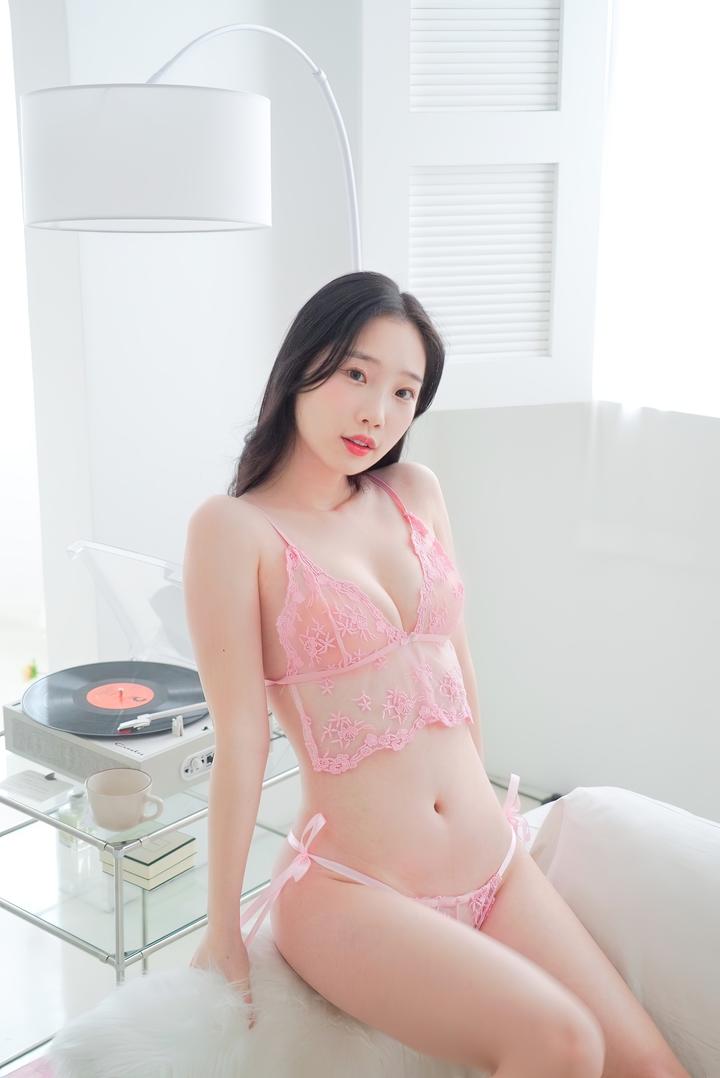 日本美女粉色内衣写真集-透明蕾丝包裹火辣身材视觉盛宴