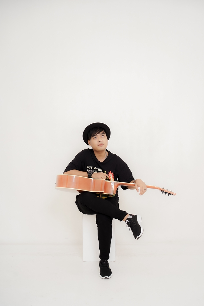 抱着吉他的亚洲帅哥图片