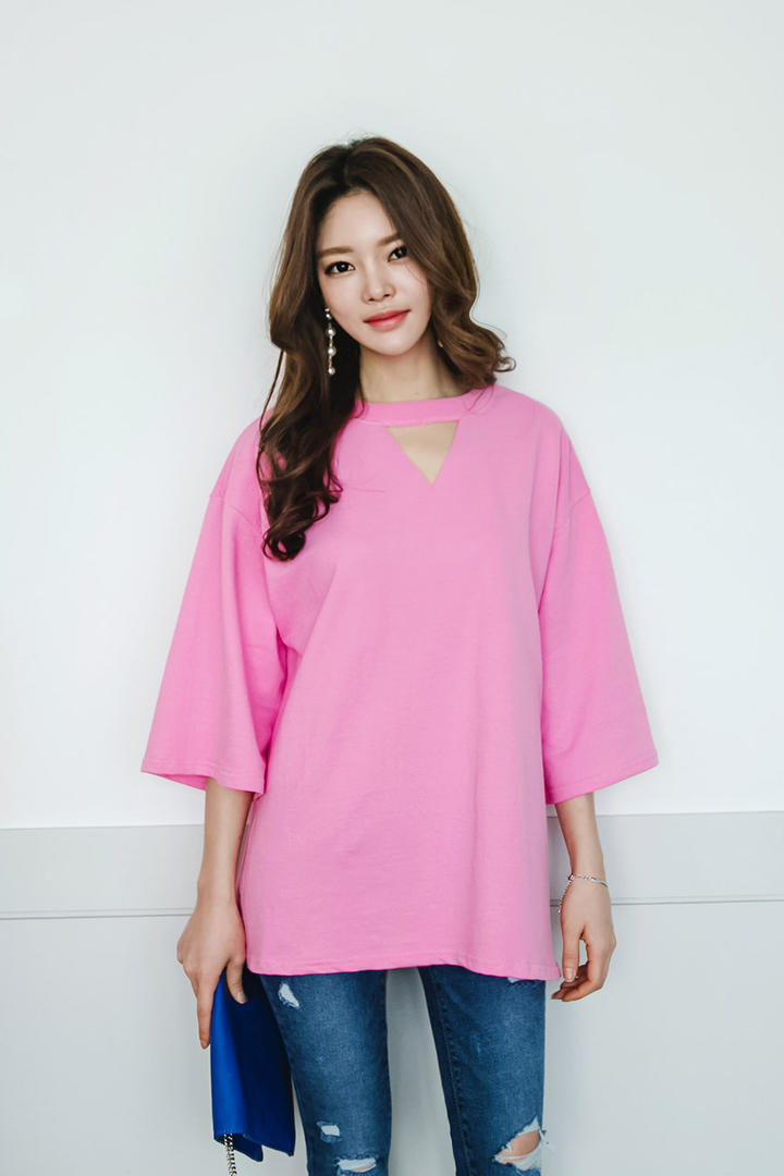 穿着粉色上衣的韩国美女朴正允高清图片