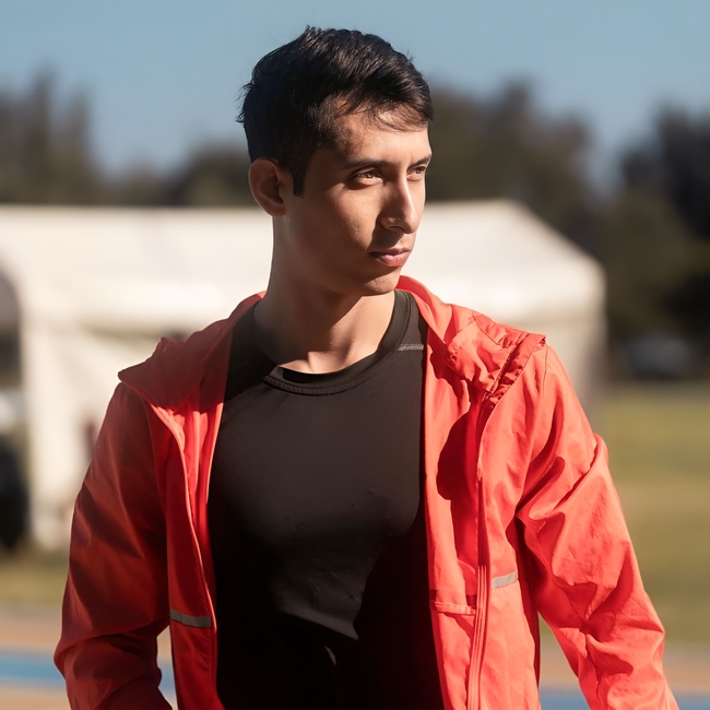 户外阳光时尚年轻帅哥写真图片