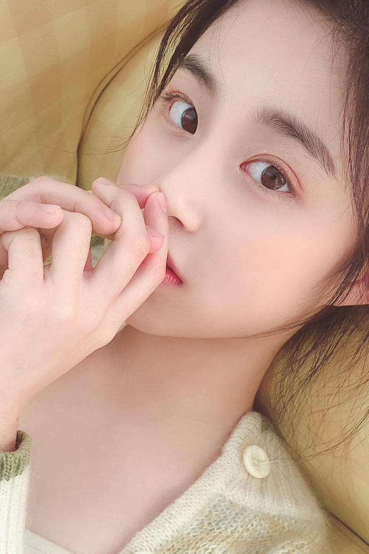 清纯白皙肌肤学生妹自拍图片
