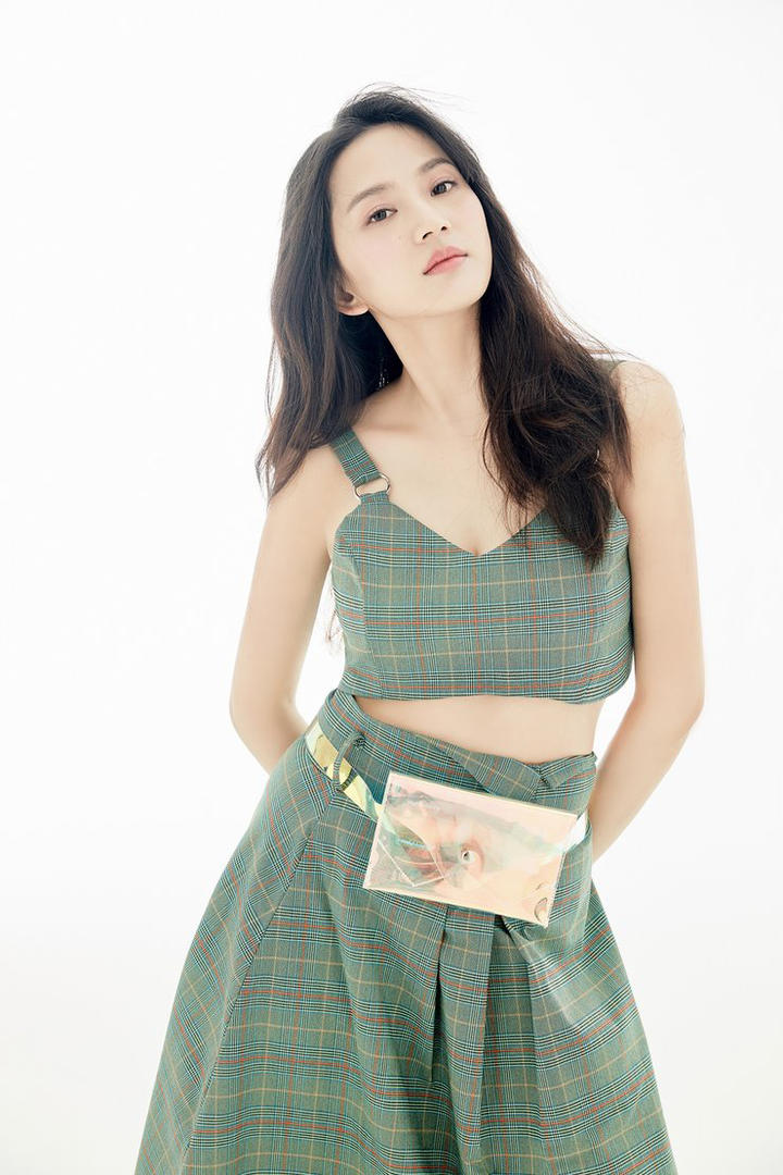 唐本穿着格纹长裙的女明星图片