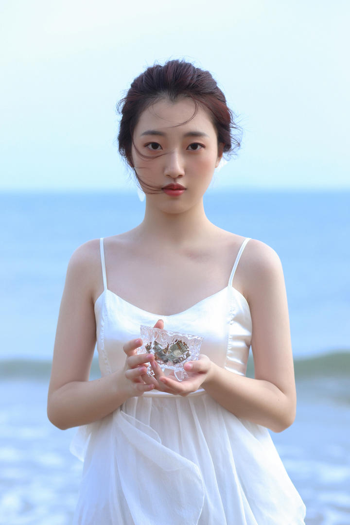 温柔漂亮的清纯女生海边唯美摄影写真图片
