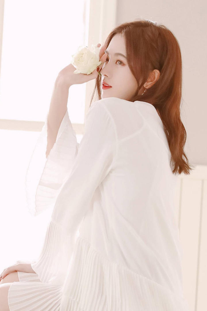 拿着花朵的气质女星鞠婧炜