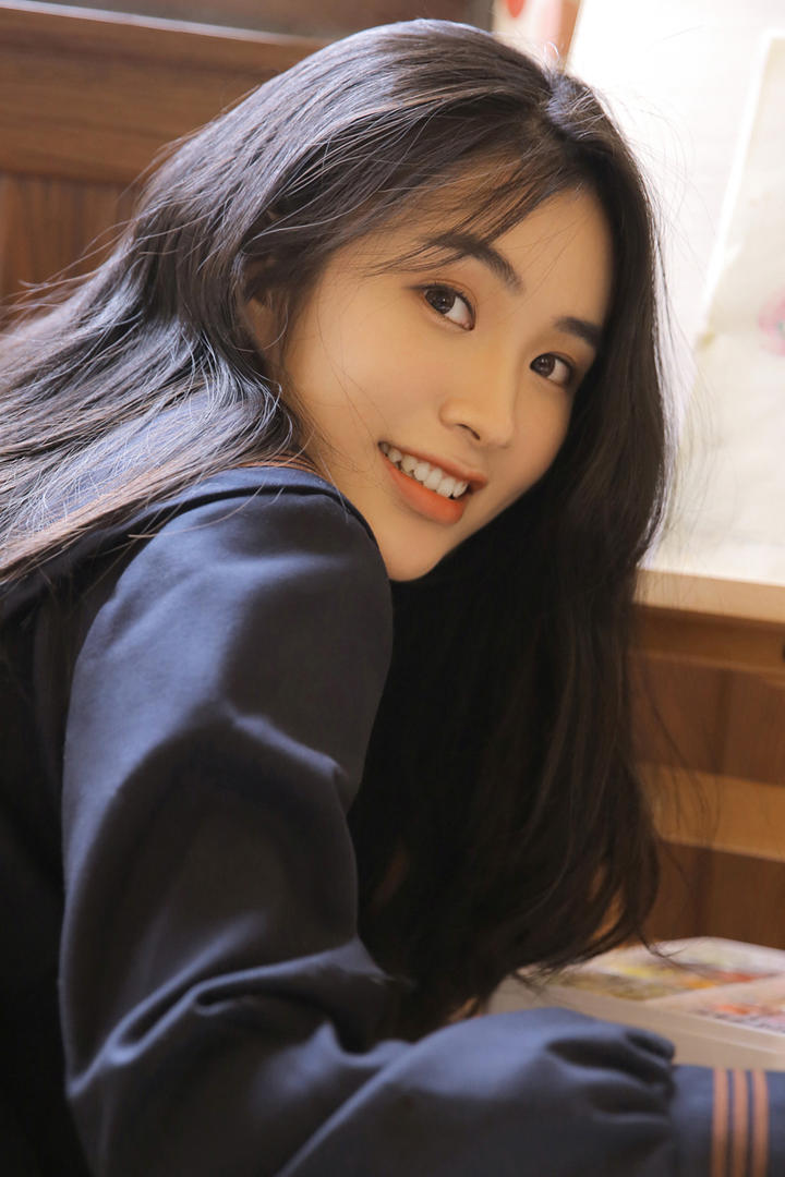 回眸一笑的头像女生简单气质写真图片