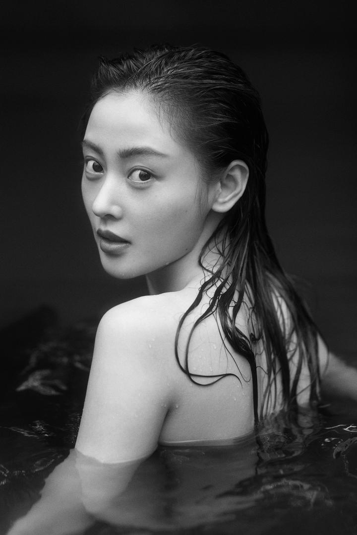 张天爱泳装摄影图片