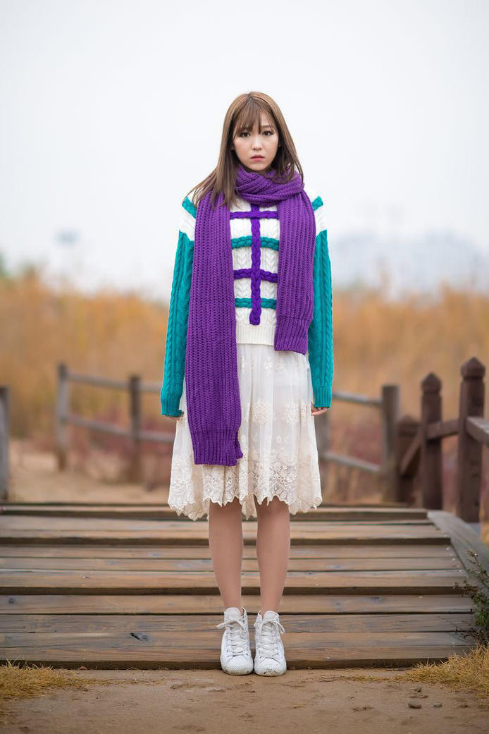 站在桥上的韩国美女明星李恩慧图片