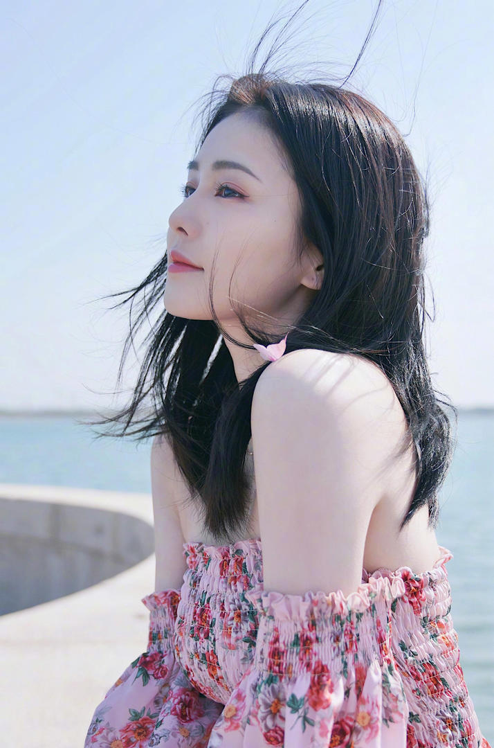 海边穿着碎花抹胸裙的漂亮美女明星白鹿高清壁纸图片