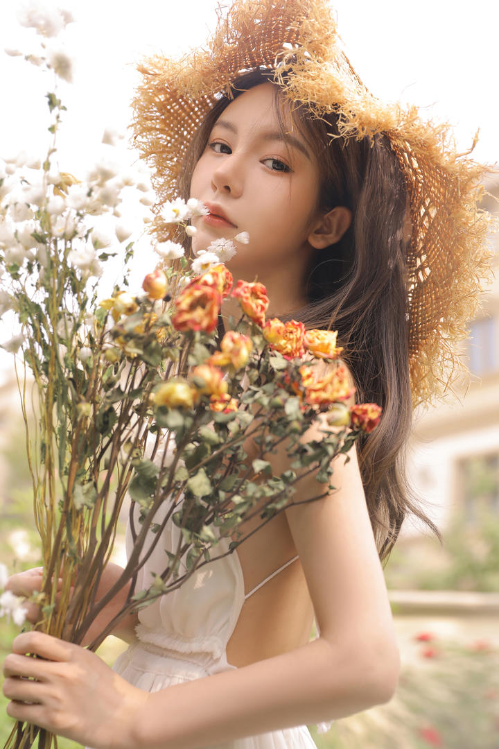抱着花束的极品清纯美女户外写真图片