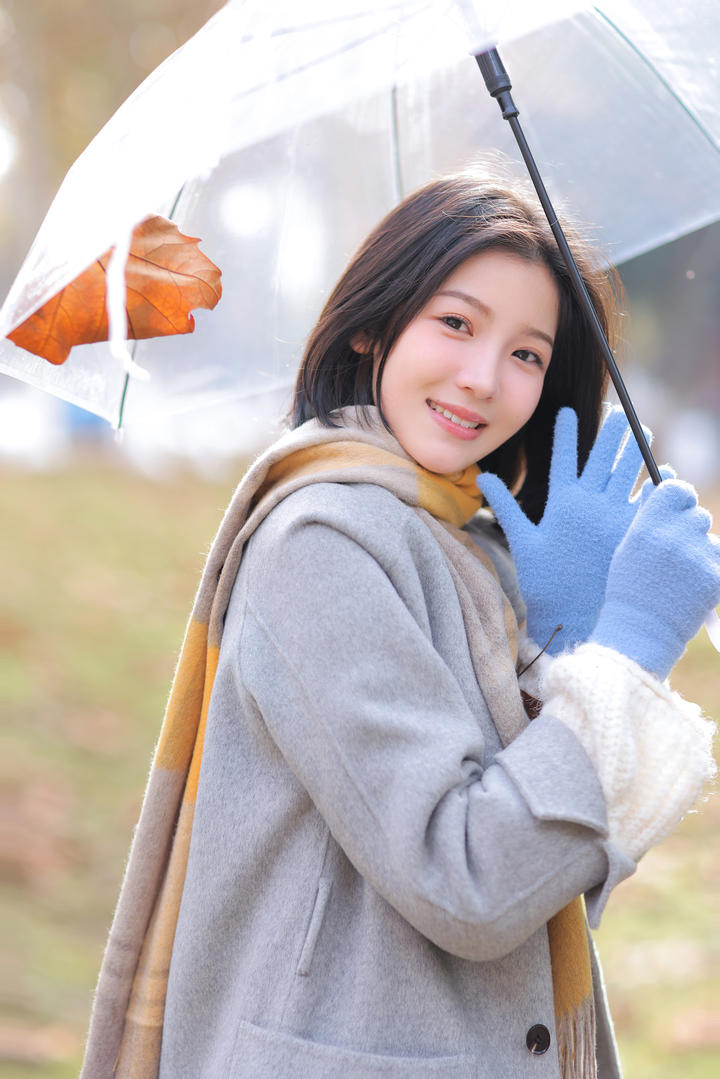 打着伞的时尚气质美女街拍图片