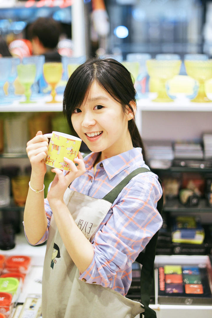 女明星宋伊人化身便利店售货员高清图片