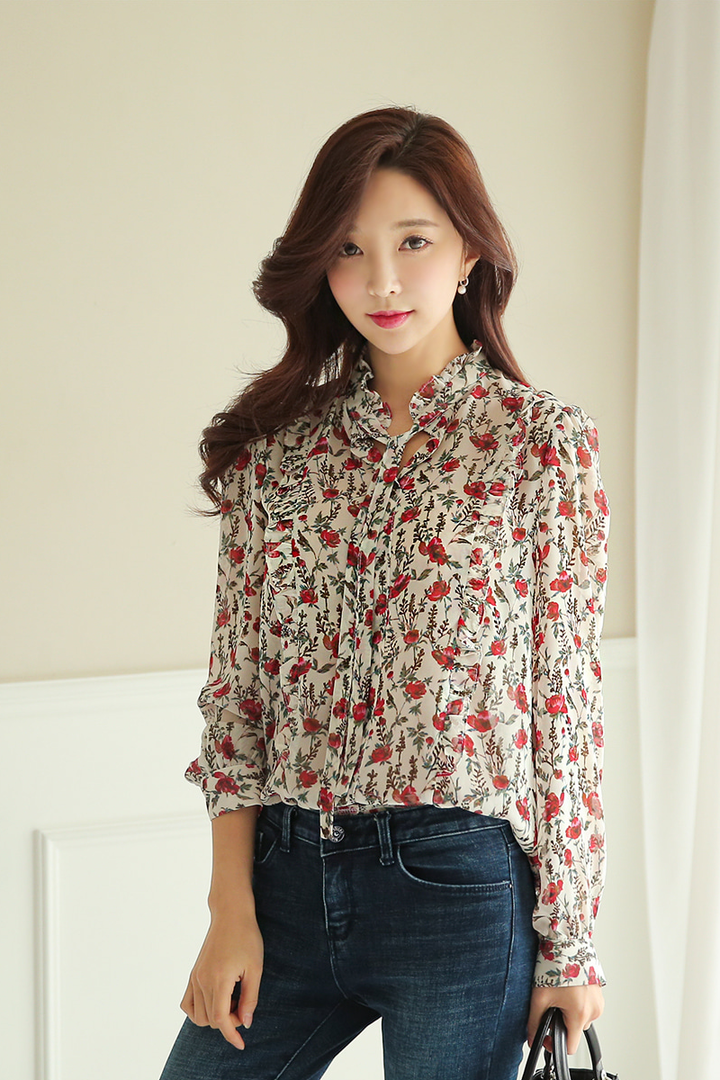 穿着碎花衬衣的韩国美女朴秀妍写真