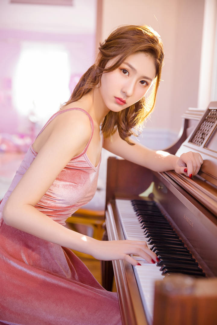 弹钢琴的气质美女主播秀人网嫩模写真套图