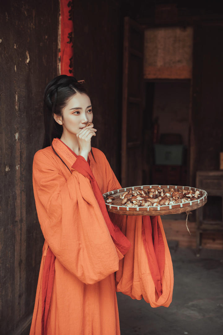采蘑菇的古典汉服美女高清壁纸图片大全