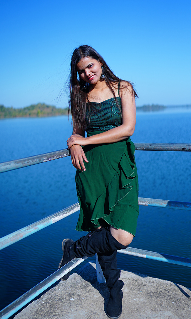 湖边美女写真图片