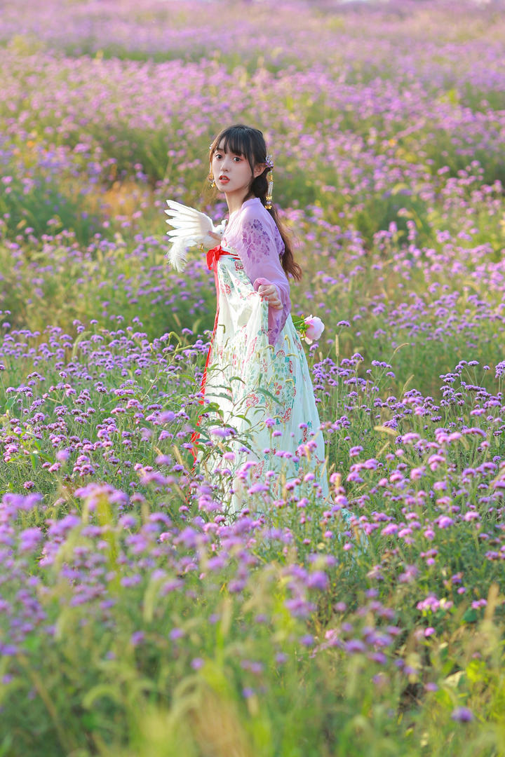 国内唯美古装汉服小美女花丛中摄影写真图片