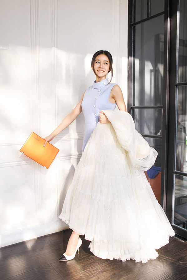 马昕墨变身职业上班OL