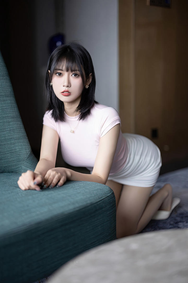 趴在沙发上的妩媚销魂美女林子遥西西人体图片