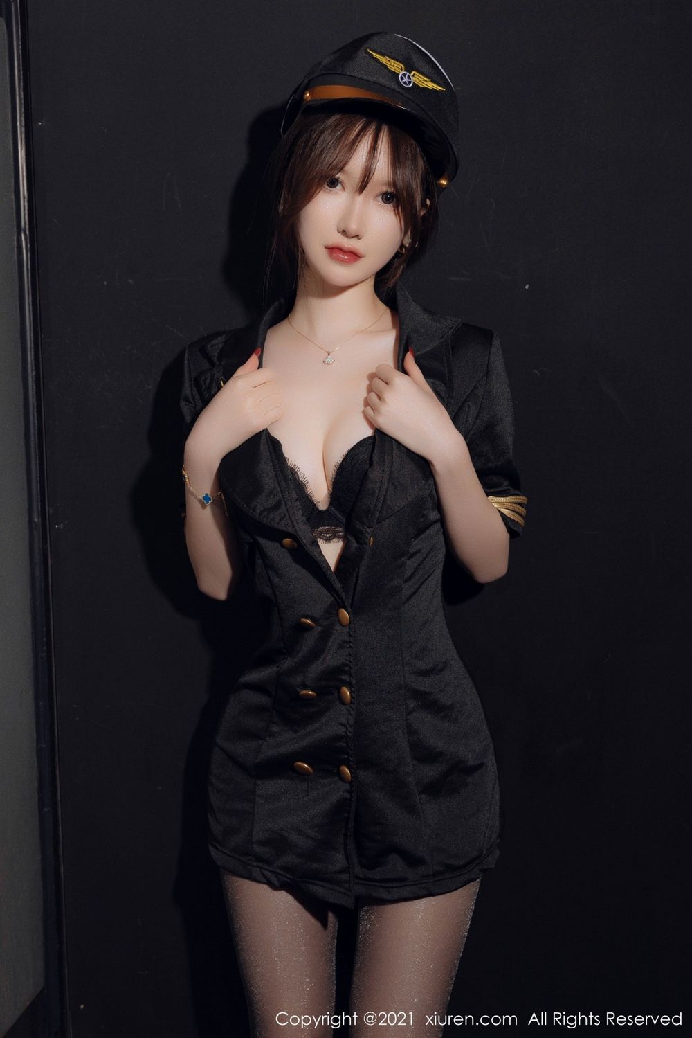 秀人网美女模特美桃酱黑色空军制服搭配黑丝系列性感写真