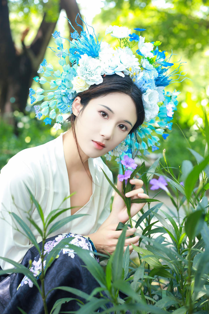 采摘野花的清纯唯美小清新女生高清图片
